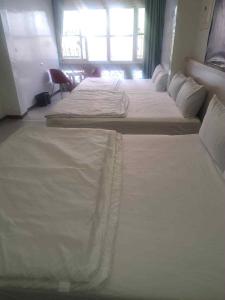 小琉球にある愛之屋のホテルルーム ベッド3台 白いシーツ付