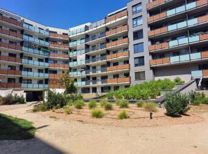un edificio de apartamentos con jardín frente a él en Tabáň Premium terrace apartment, en Nitra