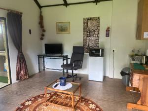 TV a/nebo společenská místnost v ubytování Proudly Okavango self-catering Burnside