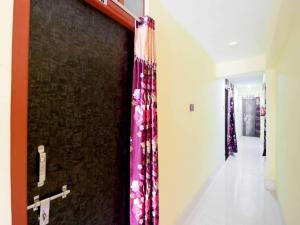 KharagpurHotel O Shyam Guest House的有门和走廊的房间