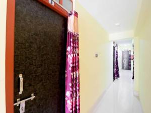 KharagpurHotel O Shyam Guest House的房间里有一扇门，墙上挂着窗帘。
