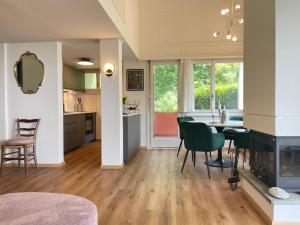 Il comprend une cuisine et une salle à manger avec une table et une cheminée. dans l'établissement Casa Colombina & Studio by Fewotessin, à Gordola