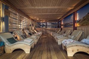 坎波图雷斯Guesthouse Bruggmilla 3 Stelle的一间设有一排长椅的房间