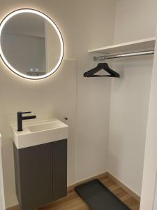 une salle de bain avec un lavabo et un miroir dans l'établissement Casa Colombina & Studio by Fewotessin, à Gordola 29 autres photos