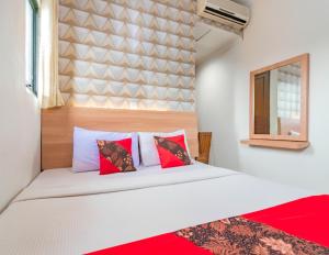 Ένα ή περισσότερα κρεβάτια σε δωμάτιο στο Cihampelas Hotel 2