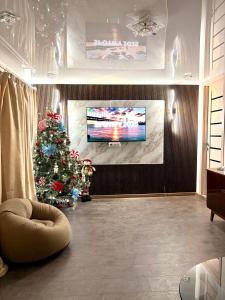 sala de estar con TV y árbol de Navidad en Panorama Gora, en Kutaisi