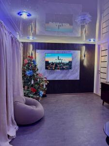 Una sala de estar con un árbol de Navidad y un televisor. en Panorama Gora, en Kutaisi 20 fotos más