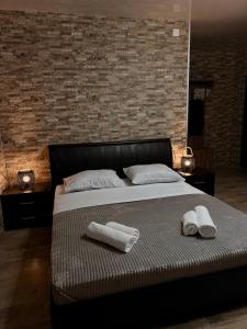 Un dormitorio con una cama con dos toallas encima. en Panorama Gora, en Kutaisi