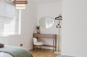 Postel nebo postele na pokoji v ubytování 3BR House By MyStayUK Short Lets & Serviced Accommodation Manchester With Free Wifi & Free Parking