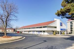 un gran edificio blanco con techo rojo en una calle en Motel 6-Springfield, MO - North, en Springfield