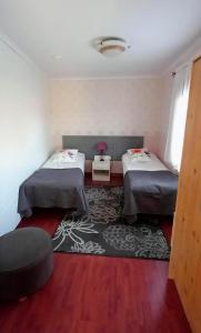 a room with two beds and a table in it at Kotariipi in Saukkoriipi