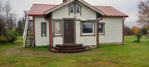 a small white house with a red roof at Kotariipi in Saukkoriipi +4 photos