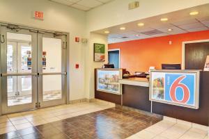 a waiting room at a fast food restaurant at Motel 6-Seekonk, MA - Providence East in Seekonk