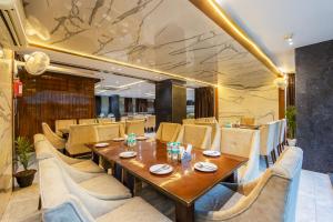 Un lugar para sentarse en Hotel Premium Suites Near Delhi Airport