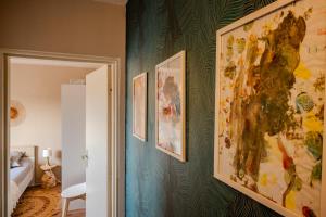 un pasillo con pinturas en las paredes de una habitación en Cocon Sous les Toits - Proche Centre Ville - Parking Gratuit - Commerces à Proximité, en Sélestat