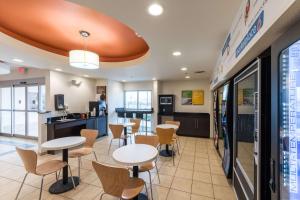 un restaurant avec des tables et des chaises dans une cafétéria dans l'établissement Motel 6-Laredo, TX - Airport, à Laredo