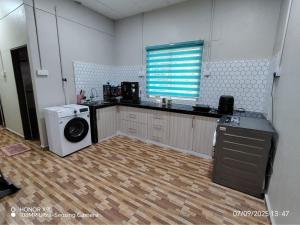 Kuchyň nebo kuchyňský kout v ubytování Homestay HAJI OMAR Sungai Dua With Wifi
