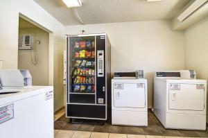 A kitchen or kitchenette at Motel 6-Springfield, MO - North