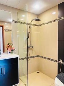 ein Badezimmer mit Dusche mit Glastür in der Unterkunft Club Royal C324 in Pattaya North + 3 Fotos