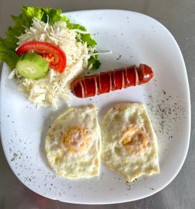 een bord eten met worst en rijst bij Prenoćište Vozač in Jajce +25 foto's