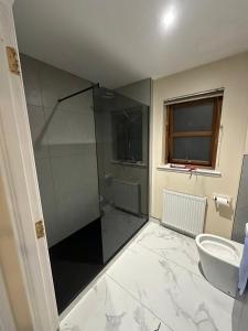 Un baño de Modern Dornoch Apartment 14 fotos más