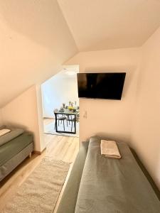 Μια τηλεόραση ή/και κέντρο ψυχαγωγίας στο Ferienwohnung Golden Hour mit Seeblick