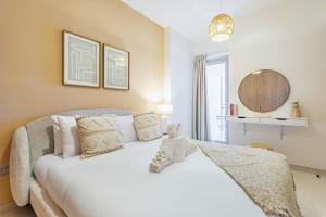 Postel nebo postele na pokoji v ubytování Beautiful Moments - Brand New - 5 min to ADGM, Cleveland, Galleria - 3 min walk to the Beach - Heart of Al Reem - 2BDR - 6 pax