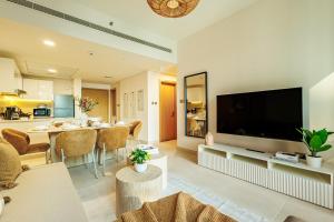 TV a/nebo společenská místnost v ubytování Beautiful Moments - Brand New - 5 min to ADGM, Cleveland, Galleria - 3 min walk to the Beach - Heart of Al Reem - 2BDR - 6 pax + 44 fotografií