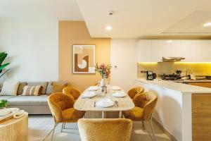 Kuchyň nebo kuchyňský kout v ubytování Beautiful Moments - Brand New - 5 min to ADGM, Cleveland, Galleria - 3 min walk to the Beach - Heart of Al Reem - 2BDR - 6 pax