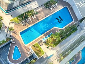 Bazén v ubytování Beautiful Moments - Brand New - 5 min to ADGM, Cleveland, Galleria - 3 min walk to the Beach - Heart of Al Reem - 2BDR - 6 pax nebo v jeho okolí