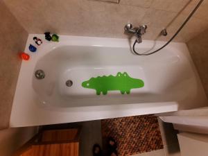 兰登Met een knipoog naar de fruitstreek!的一个贴着绿色青蛙贴纸的浴缸 更多17张照片