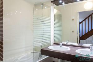 Koupelna v ubytování 110 - Appartement duplex 6 personnes vue sur Golf. + 6 fotografií