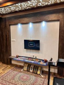 Μια τηλεόραση ή/και κέντρο ψυχαγωγίας στο Designer Room in Villa with Gym, Garden, Free Parking and WiFi