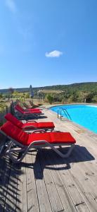 Bazén v ubytování Fount de Cousteno nebo v jeho okolí