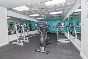 uma academia com várias máquinas de esteira em uma sala em A Caribbean Oasis at SeaWatch em Myrtle Beach