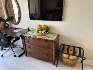 uma cômoda com espelho, uma escrivaninha e uma cadeira em A Caribbean Oasis at SeaWatch em Myrtle Beach mais 27 fotografias