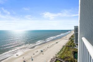 uma vista da praia da varanda de um prédio em A Caribbean Oasis at SeaWatch em Myrtle Beach