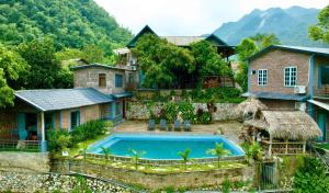 Luftaufnahme eines Hauses mit Swimmingpool in der Unterkunft Mai Chau Green house in Mai Châu
