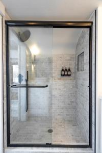 Kuchyň nebo kuchyňský kout v ubytování Modern Airstream Stay in Downtown Prescott AZ Near Whiskey Row + 28 fotografií