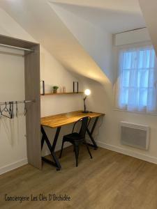 scrivania in camera con finestra di L'Instant Loire a Saumur Altre 12 foto