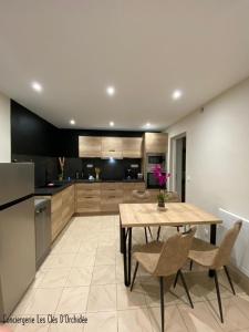 a kitchen with a table and chairs in a room at L'Instant Loire in Saumur