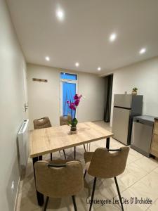 a dining room with a table and chairs and a refrigerator at L'Instant Loire in Saumur +13 photos