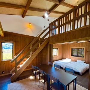 una camera con letto, tavolo e scala di Setouchi Retreats Sera Highlands  Altre 23 foto