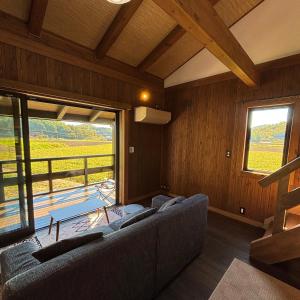 un soggiorno con un divano e un tavolo di Setouchi Retreats Sera Highlands 