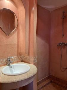 ein Badezimmer mit Waschbecken und Dusche in der Unterkunft Appartement en plein cœur de Marrakech in Marrakesch