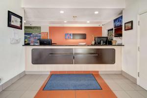 - un hall d'un restaurant de restauration rapide avec comptoir dans l'établissement Motel 6-Dallas, TX - Forest Lane, à Dallas 24 autres photos