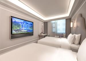 una habitación de hotel con dos camas y un televisor de pantalla plana en Mercure Xi'an High-tech Zone Center, en Xi'an 11 fotos más