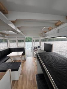 Ένα ή περισσότερα κρεβάτια σε δωμάτιο στο Hausboot Rollyboot Evolution 2