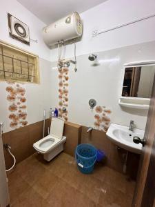 Ένα μπάνιο στο Designer Room in Villa with Gym, Garden, Free Parking and WiFi