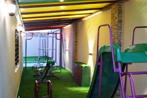 Cette chambre dispose d'une aire de jeux avec des chaises et un toboggan. dans l'établissement For daily, weekly monthly and yearly stays, à Amman